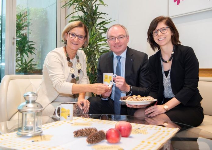 Landeshauptfrau Johanna Mikl-Leitner, LH-Stellvertreter Stephan Pernkopf und „So schmeckt NÖ“-Leiterin Michaela Hauß (Bildquelle: NLK Pfeiffer) Landeshauptfrau Johanna Mikl-Leitner, LH-Stellvertreter Stephan Pernkopf und „So schmeckt NÖ“-Leiterin Michaela Hauß