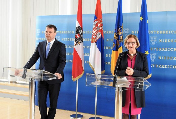 Landeshauptfrau Johanna Mikl-Leitner und der Ministerpräsident der Provinz Vojvodina, Igor Mirovic beim Pressestatement in St. Pölten (Bildquelle: Thomas Resch) Landeshauptfrau traf Ministerpräsidenten von Vojvodina zum Arbeitsgespräch in St. Pölten