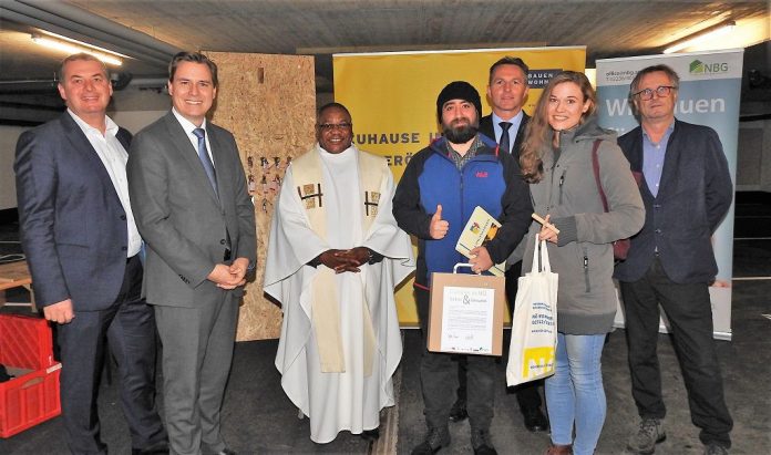 (v.l.n.r.): Ing. Norbert Schandl (Leiter Wohnbauabteilung NBG), Landtagsabgeordneter Christoph Kaufmann, Pfarrer Dr. Reginald Ejikeme, Mieter Matthew und Marlena Prokop, Stadtrat Wolfgang Mayrhofer und NBG - Direktor Mag. Manfred Fabsits bei der Schlüsselübergabe in Langenlebarn (Bildquelle: Thomas Resch) Langenlebarn: NBG übergibt fünf Reihenhäuser und 29 Wohnungen