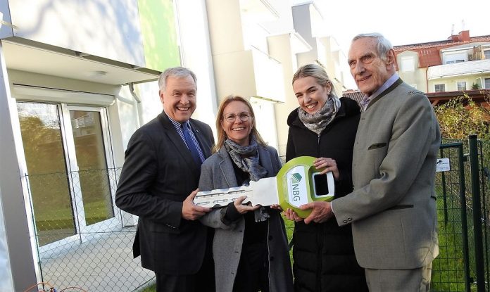 (v.l.n.r.): Landesrat Martin Eichtinger, Bürgermeisterin Natascha Matousek und NBG-Direktor Walter Mayr mit einer freudigen Mieterin bei der Schlüsselübergabe in Oberwaltersdorf (Bildquelle: Thomas Resch) Schlüsselübergabe für Junges Wohnen in Oberwaltersdorf