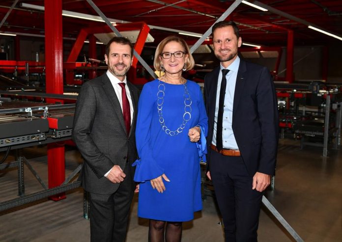 20 Jahre Würth-Standort Böheimkirchen: Landeshauptfrau Johanna Mikl-Leitner, flankiert von den beiden Geschäftsführern Alfred Wurmbrand (links) und Mario Schindlmayr (rechts) (Bildquelle: NLK Burchhart) 20 Jahre Würth-Standort Böheimkirchen: Landeshauptfrau Johanna Mikl-Leitner, flankiert von den beiden Geschäftsführern Alfred Wurmbrand (links) und Mario Schindlmayr (rechts)