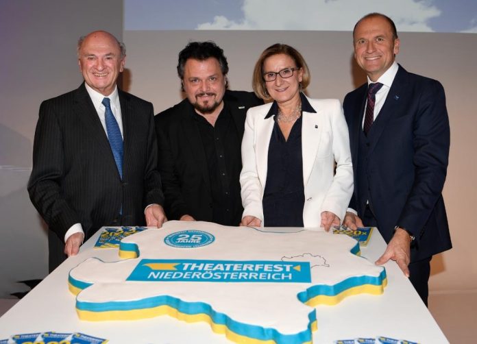 (v.l.n.r.): 25 Jahre Theaterfest NÖ: Landeshauptmann a. D. Erwin Pröll, Theaterfest-Obmann Werner Auer, Landeshauptfrau Johanna Mikl-Leitner und Bernhard Lackner von der NÖ Versicherung (Bildquelle: NLK Reinberger) (v.l.n.r.): 25 Jahre Theaterfest NÖ: Landeshauptmann a. D. Erwin Pröll, Theaterfest-Obmann Werner Auer, Landeshauptfrau Johanna Mikl-Leitner und Bernhard Lackner von der NÖ Versicherung