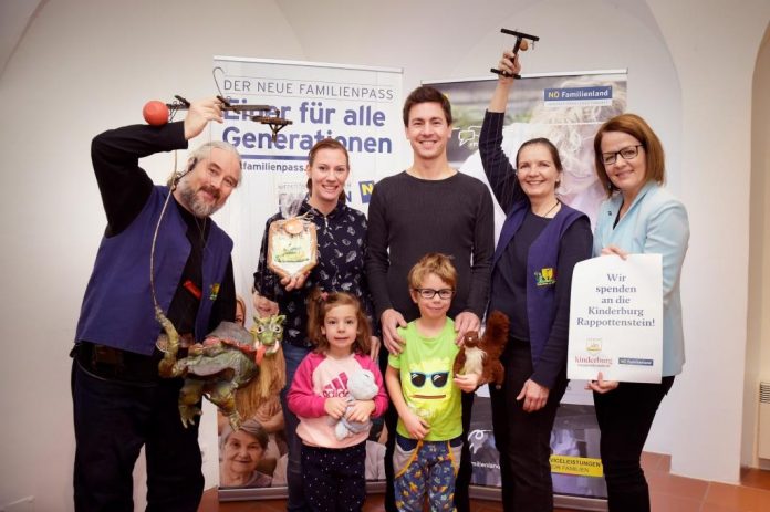 (v.l.n.r.): Drache Nuxi, Familie Schützhofer/Schagerl, Eichhörnchen Nuxi und Familien-Landesrätin Christiane Teschl-Hofmeister am NÖ Spielefest (Bildquelle: Daniela Matejschek) (v.l.n.r.): Drache Nuxi, Familie Schützhofer/Schagerl, Eichhörnchen Nuxi und Familien-Landesrätin Christiane Teschl-Hofmeister am NÖ Spielefest