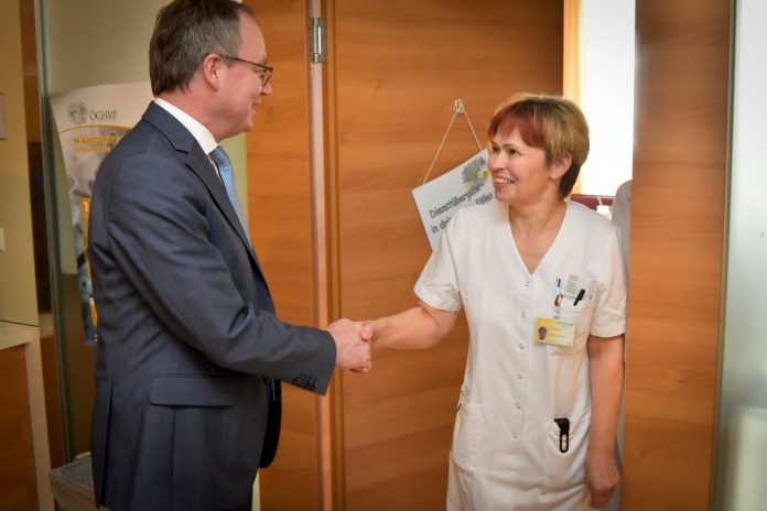 LH-Stellvertreter Dr. Stephan Pernkopf mit DGKP Adelheid Hammerl, stv. Stationsleitung Gynäkologie und Geburtshilfe aus dem Landesklinikum Melk (Bildquelle: NÖ Landeskliniken-Holding) LH-Stellvertreter Dr. Stephan Pernkopf mit DGKP Adelheid Hammerl, stv. Stationsleitung Gynäkologie und Geburtshilfe aus dem Landesklinikum Melk