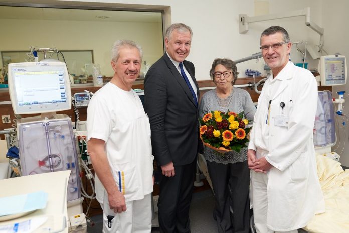 (v.l.n.r.): Der beherzte Stationsleiter Josef Kaiser, Landesrat Martin Eichtinger, Patientin Elisabeth Kitzwögerer und Primar Friedrich Erhart. (Bildquelle: Bollwein) Landesklinikum Amstetten: Dialysestation feiert 50-Jahr-Jubiläum