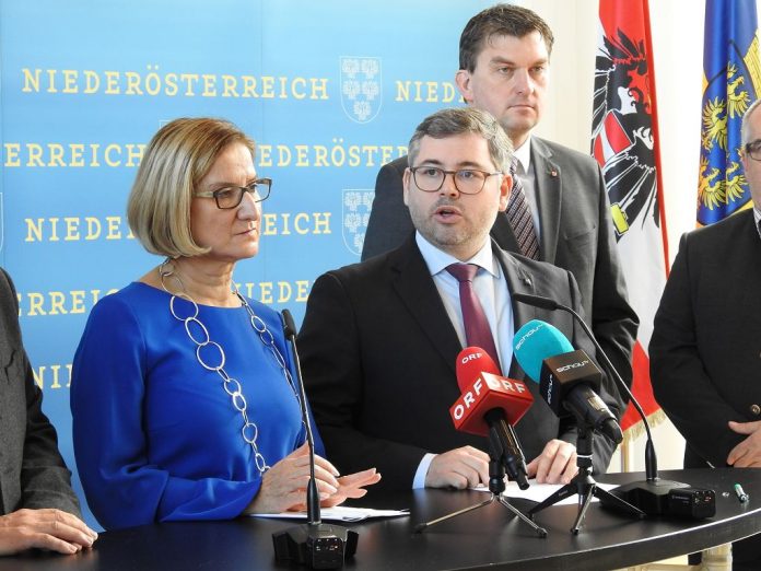 Landeshauptfrau Johanna Mikl-Leitner und Mobilitäts-Landesrat Ludwig Schleritzko informierten in einem Pressegespräch gemeinsam mit den Bürgermeistern der betroffenen Gemeinden zu den Planungen der Umfahrungen in der Airportregion (Bildquelle: Thomas Resch) Umfahrungen sollen Airportregion entlasten