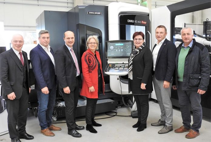 (v.l.n.r.): ecoplus Geschäftsführer Helmut Miernicki, Jürgen Hörlendsberger (Geschäftsführer HEITEC Systemtechnik GmbH), Bürgermeister Johannes Pressl, Wirtschaftslandesrätin Petra Bohuslav, stv. ecoplus Aufsichtsratsvorsitzende LAbg. Michaela Hinterholzer, Martin Berger (Geschäftsführer EPLAN Software & Service GmbH und Bürgermeister der Gemeinde Viehdorf Franz Zehethofer (Bildquelle: Thomas Resch) Das Mostviertel ist auf Erfolgskurs