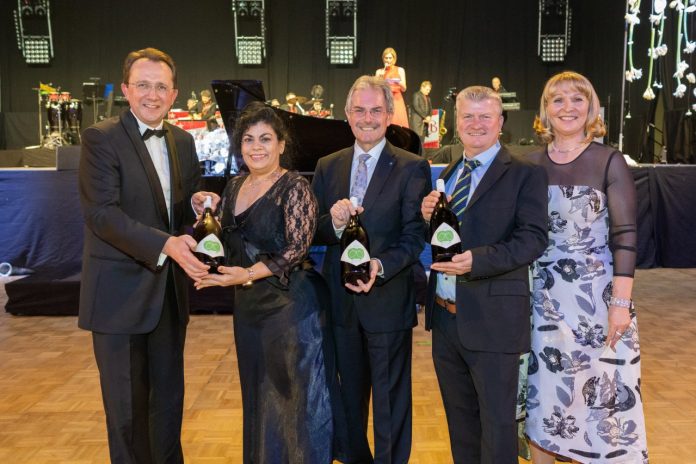 (v.l.n.r.): Bürgermeister Matthias Stadler, die kubanische Botschafterin in Österreich, HE. Loipa Sánchez Lorenzo, Landtagspräsident Karl Wilfing, Harald und Andrea Hoch (Bildquelle: Josef Bollwein) (v.l.n.r.): Bürgermeister Matthias Stadler, die kubanische Botschafterin in Österreich, HE. Loipa Sánchez Lorenzo, Landtagspräsident Karl Wilfing, Harald und Andrea Hoch