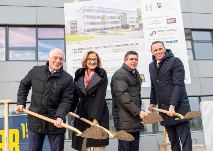 Spatenstich für die 4. Ausbaustufe des Technologie- und Forschungszentrums in Tulln. (v.l.n.r.): ecoplus-Geschäftsführer Helmut Miernicki, Landeshauptfrau Johanna Mikl-Leitner, der Tullner Bürgermeister Peter Eisenschenk und der kaufmännische Geschäftsführer der ecoplus, Jochen Danninger (Bildquelle: NLK Filzwieser) Spatenstich für die vierte Ausbaustufe am TFZ Tulln