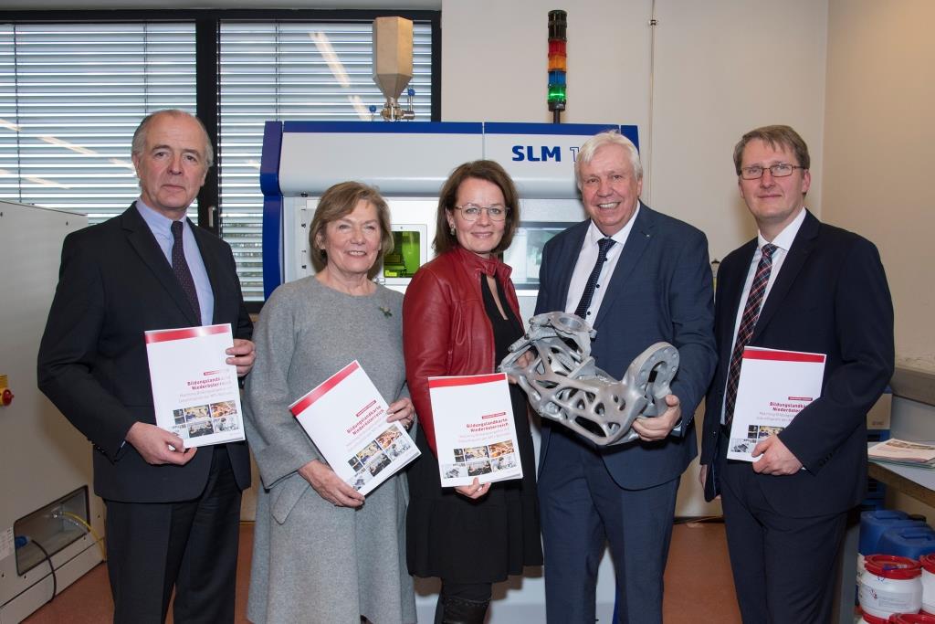 Im Rahmen der Präsentation der „Bildungslandkarte“ vor dem 3D-Drucker in der LBS Neunkirchen (v.l.n.r.): Veit Schmid-Schmidsfelden (Obmann Metalltechnische Industrie), WKNÖ-Präsidentin Sonja Zwazl, Bildungs-Landesrätin Christiane Teschl-Hofmeister, Bildungsdirektor Johann Heuras und Studienautor Herwig Schneider