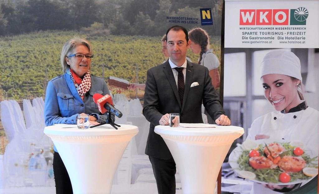 (v.l.n.r.): Landesrätin Petra Bohuslav und WKNÖ-Spartenobmann Mario Pulker informierten über den Fördercall „Gastgeber 2020“