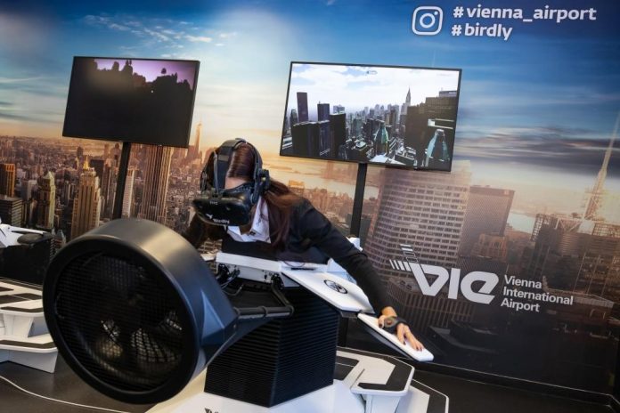 Flugsimulator „Birdly“: Virtual Reality Flug direkt auf dem Messestand (Bildquelle: Flughafen Wien AG) Flugsimulator „Birdly“: Virtual Reality Flug direkt auf dem Messestand