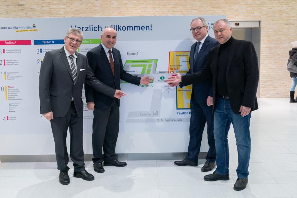(v.l.n.r.): Prim. Dr. Burghard Plainer, stv. Ärztlicher Direktor; Prim. Univ. Doz. Dr. Johann Pidlich, Ärztlicher Direktor; LH-Stellvertreter Dr. Stephan Pernkopf; Hans Stefan Hintner, Bürgermeister Mödling