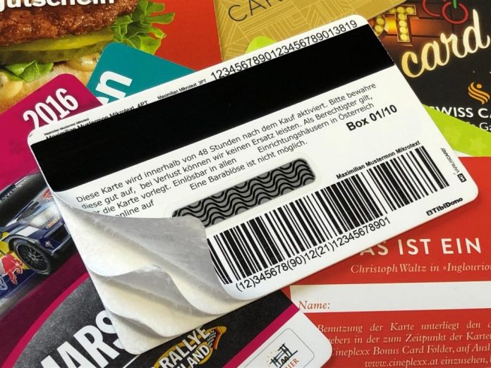 Kartonkarten als Alternative zu Plastikkarten können sowohl mit Barcode als auch Magnetstreifen oder Chip ausgestattet werden (Bildquelle: Variuscard) Kartonkarten als Alternative zu Plastikkarten können sowohl mit Barcode als auch Magnetstreifen oder Chip ausgestattet werden