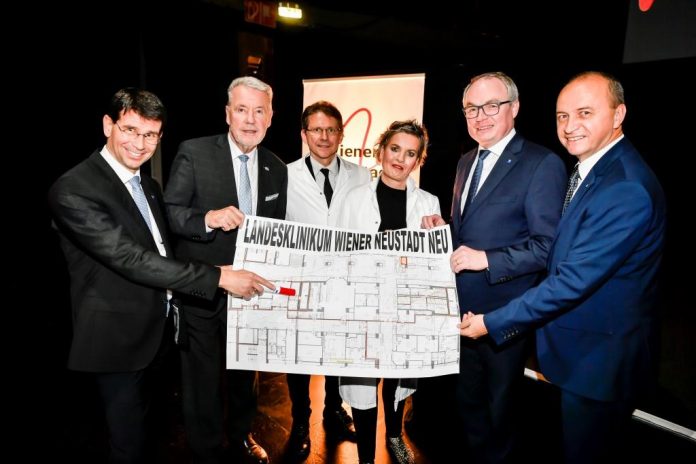 (v.l.n.r.): Mag. Andreas Gamlich, Kaufmännischer Direktor; Bürgermeister Klaus Schneeberger; Dr. Peter Gläser, MBA, Ärztlicher Direktor; Dipl. KH-BW Christa Grosz, MBA, MBA, Pflegedirektorin; LH-Stellvertreter Dr. Stephan Pernkopf; Mag. Mag. (FH) Konrad Kogler, Geschäftsführer für Personal und Organisation, NÖ Landeskliniken-Holding (Bildquelle: NÖ Landeskliniken-Holding) (v.l.n.r.): Mag. Andreas Gamlich, Kaufmännischer Direktor; Bürgermeister Klaus Schneeberger; Dr. Peter Gläser, MBA, Ärztlicher Direktor; Dipl. KH-BW Christa Grosz, MBA, MBA, Pflegedirektorin; LH-Stellvertreter Dr. Stephan Pernkopf; Mag. Mag. (FH) Konrad Kogler, Geschäftsführer für Personal und Organisation, NÖ Landeskliniken-Holding