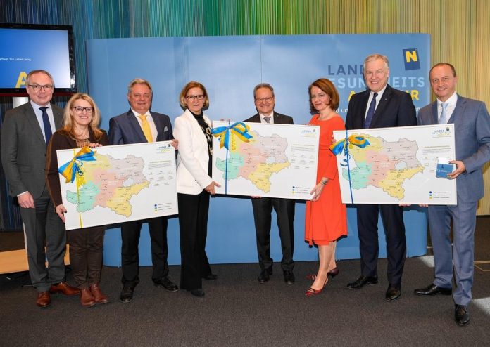 (v.l.n.r.): LH-Stellvertreter Stephan Pernkopf, Landesrätin Ulrike Königsberger-Ludwig, der Direktor für Medizin und Pflege Markus Klamminger, Landeshauptfrau Johanna Mikl-Leitner, Vorstand Helmut Krenn, Landesrätin Christiane Teschl-Hofmeister, Landesrat Martin Eichtinger und Vorstand Konrad Kogler (Bildquelle: NLK Reinberger) (v.l.n.r.): LH-Stellvertreter Stephan Pernkopf, Landesrätin Ulrike Königsberger-Ludwig, der Direktor für Medizin und Pflege Markus Klamminger, Landeshauptfrau Johanna Mikl-Leitner, Vorstand Helmut Krenn, Landesrätin Christiane Teschl-Hofmeister, Landesrat Martin Eichtinger und Vorstand Konrad Kogler