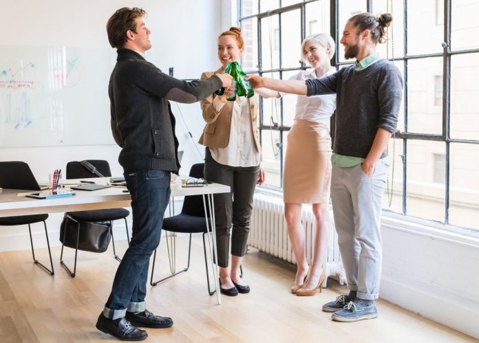 Happy BusineMit Heineken 0,0 lässt sich auch in der Fastenzeit auf berufliche Erfolge oder den Feierabend anstoßen (Bildquelle: Brau Union Österreich / GIC/ Stocksy United)am Toasting In Office Mit Heineken 0,0 lässt sich auch in der Fastenzeit auf berufliche Erfolge oder den Feierabend anstoßen
