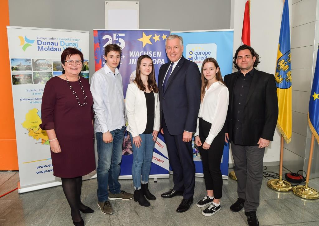 Landtagsabgeordnete Michaela Hinterholzer, Konstantin Neswedba, Sophie Stern, EU-Landesrat Martin Eichtinger, Lara Rathkolb und René Raubal, Professor Handelsakademie St. Pölten