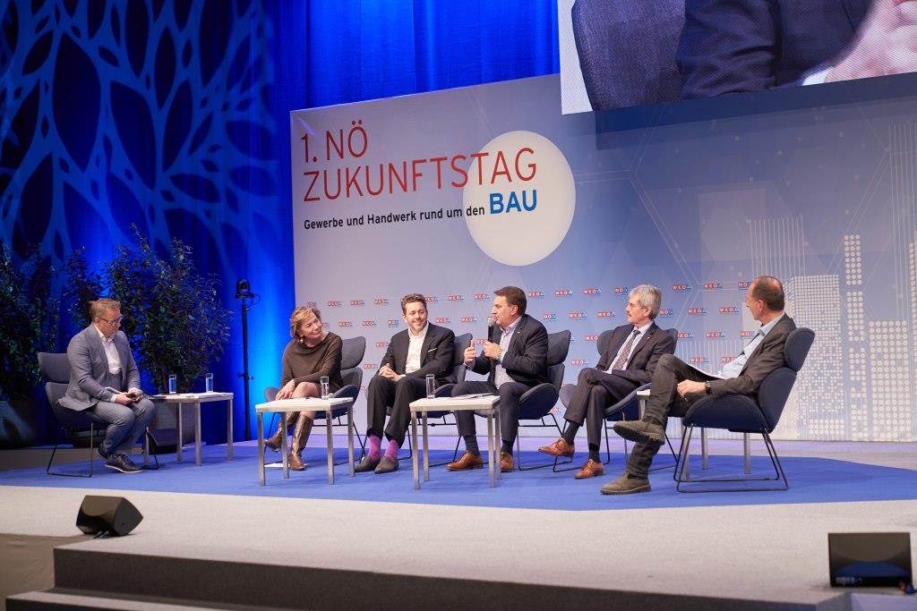 (v.l.n.r.): Im Gespräch: Moderator Peter Madlberger, WKNÖ-Präsidentin Sonja Zwazl, WKÖ-Präsident Harald Mahrer, Spartenobmann Wolfgang Ecker, Landtagspräsident Karl Wilfing und Peter Filzmaier