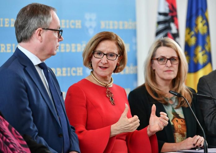 (v.l.n.r.): LH-Stellvertreter Stephan Pernkopf, Landeshauptfrau Johanna Mikl-Leitner und Landesrätin Ulrike Königsberger-Ludwig bei der Pressekonferenz im NÖ Landhaus (Bildquelle: NLK Burchhart) (v.l.n.r.): LH-Stellvertreter Stephan Pernkopf, Landeshauptfrau Johanna Mikl-Leitner und Landesrätin Ulrike Königsberger-Ludwig bei der Pressekonferenz im NÖ Landhaus