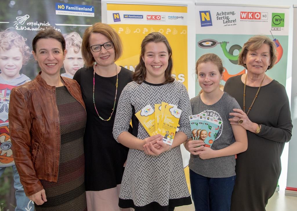 (v.l.n.r.): Geschäftsführerin der NÖ Familienland GmbH Barbara Trettler, Familien-Landesrätin Christiane Teschl-Hofmeister und WKNÖ-Präsidentin Sonja Zwazl mit den Kindern Stella und Pia