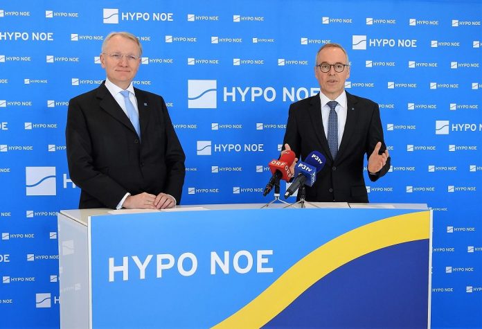 Die beiden Vorstände der HYPO NOE, Udo Birkner (links) und Wolfgang Viehauser bei der Bilanzpressekonferenz in St. Pölten (Bildquelle: Thomas Resch)