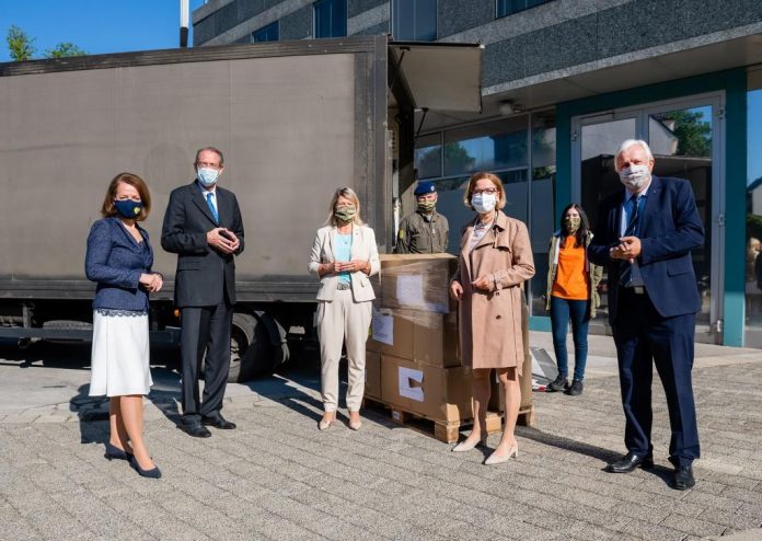 (v.l.n.r.): Landesrätin Christiane Teschl-Hofmeister, Bildungsminister Heinz Faßmann, Verteidigungsministerin Klaudia Tanner, Vertreter der Bundesheeres, Landeshauptfrau Johanna Mikl-Leitner und Bildungsdirektor Johann Heuras (Bildquelle: NLK Burchhart) (v.l.n.r.): Landesrätin Christiane Teschl-Hofmeister, Bildungsminister Heinz Faßmann, Verteidigungsministerin Klaudia Tanner, Vertreter der Bundesheeres, Landeshauptfrau Johanna Mikl-Leitner und Bildungsdirektor Johann Heuras
