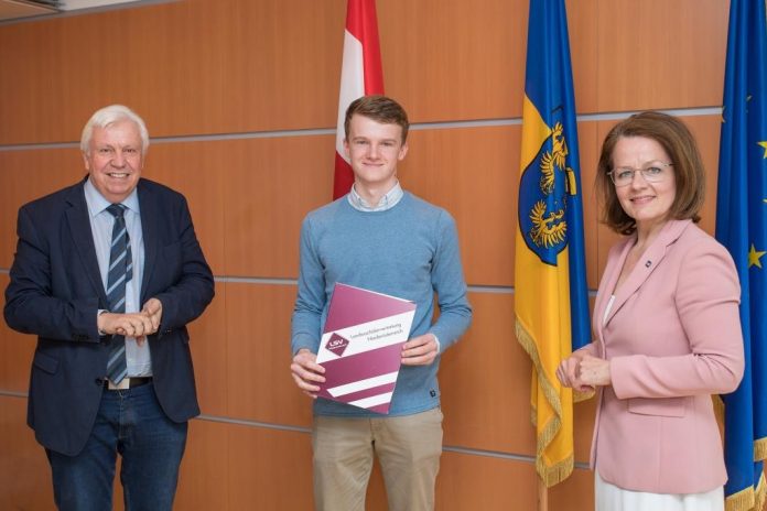 (v.l.n.r.): Bildungsdirektor Johann Heuras, Landesschulsprecher Benjamin Koiser und Bildungs-Landesrätin Christiane Teschl-Hofmeister (Bildquelle: Kraus) (v.l.n.r.): Bildungsdirektor Johann Heuras, Landesschulsprecher Benjamin Koiser und Bildungs-Landesrätin Christiane Teschl-Hofmeister
