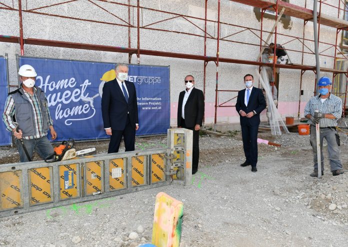 Landesrat Martin Eichtinger, Obmann Manfred Damberger und Landesrat Jochen Danninger besuchten eine Baustelle für gemeinnüztigen Wohnbau in Niederösterreich (Bildquelle: NLK / Burchhart) Gemeinnütziger Wohnbau in NÖ: 346 Baustellen in Vollbetrieb