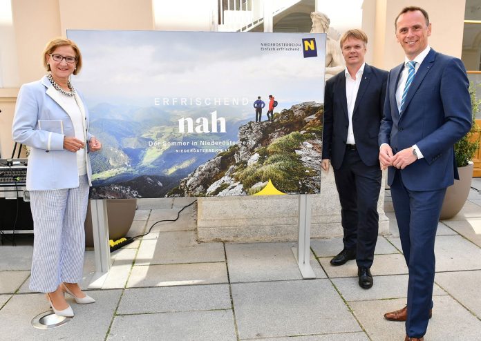 (v.l.n.r.): Landeshauptfrau Johanna Mikl-Leitner, GF Michael Duscher und Landesrat Jochen Danninger präsentierten die neue Werbelinie „Sommerfrische in Niederösterreich“ (Bildquelle: NLK / Burchhart) Tourismuskampagne „Sommerfrische in Niederösterreich“ präsentiert