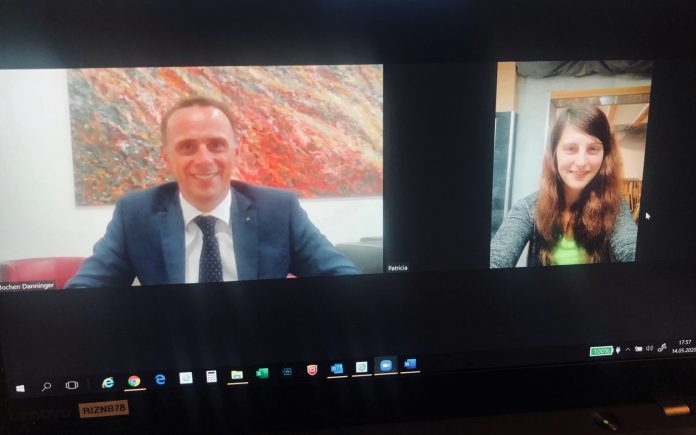 Wirtschaftslandesrat Jochen Danninger gratuliert virtuell der Neugründerin Patricia Böckl zum neuen Café (Bildquelle: riz up) Landesrat gratuliert bei virtuellen Betriebsbesuch zum neuen Café