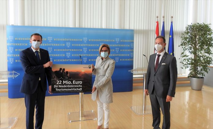 (v.l.n.r.): Tourismus-Landesrat Jochen Danninger, Landeshauptfrau Johanna Mikl-Leitner und Tourismus-Spartenobmann Mario Pulker präsentierten das blau-gelbe Unterstützungspaket für die heimische Tourismuswirtschaft (Bildquelle: Thomas Resch) NÖ: Land unterstützt Tourismuswirtschaft mit 22 Mio. Euro