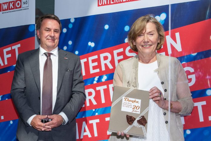 Verabschiedung hinter Plexiglas: Wolfgang Ecker überreichte seiner Vorgängerin Sonja Zwazl einen Sammelband mit Beiträgen von Weggefährten (Bildquelle: Andreas Kraus) Wirtschaftskammer NÖ: Wolfgang Ecker ist neuer Präsident