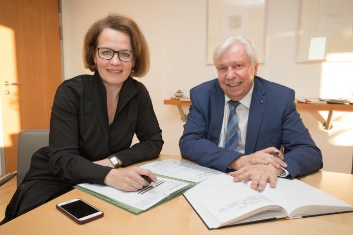 (v.l.n.r.): Bildungs-Landesrätin Christiane Teschl-Hofmeister und Bildungsdirektor Johann Heuras (Bildquelle: Kraus) (v.l.n.r.): Bildungs-Landesrätin Christiane Teschl-Hofmeister und Bildungsdirektor Johann Heuras