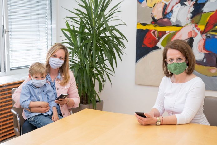 Freuen sich über die neue Kommunikation zwischen Kindergarten und Eltern: Bildungs-Landesrätin Christiane Teschl-Hofmeister (rechts) mit Katrin und Tobias Walzl (Bildquelle: Julia Pfeiffer) Kommunikations-App nun auch für NÖ Kindergärten