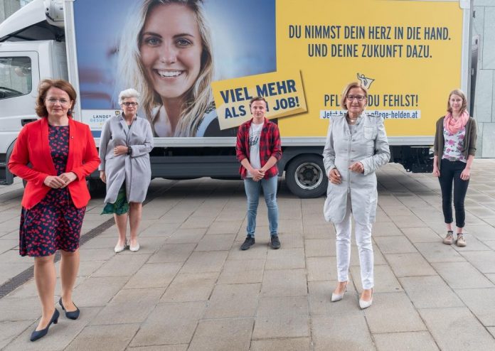 (v.l.n.r.): Landesrätin Christiane Teschl-Hofmeister, Direktorin Marianne Tanzer, M.A., Manuel Hartmann (Auszubildender der Pflegefachassistenz-Ausbildung), Landeshauptfrau Johanna Mikl-Leitner und Stefanie Gamsjäger (Auszubildende der Pflegeassistenz-Ausbildung) (Bildquelle: NLK Filzwieser) (v.l.n.r.): Landesrätin Christiane Teschl-Hofmeister, Direktorin Marianne Tanzer, M.A., Manuel Hartmann (Auszubildender der Pflegefachassistenz-Ausbildung), Landeshauptfrau Johanna Mikl-Leitner und Stefanie Gamsjäger (Auszubildende der Pflegeassistenz-Ausbildung)