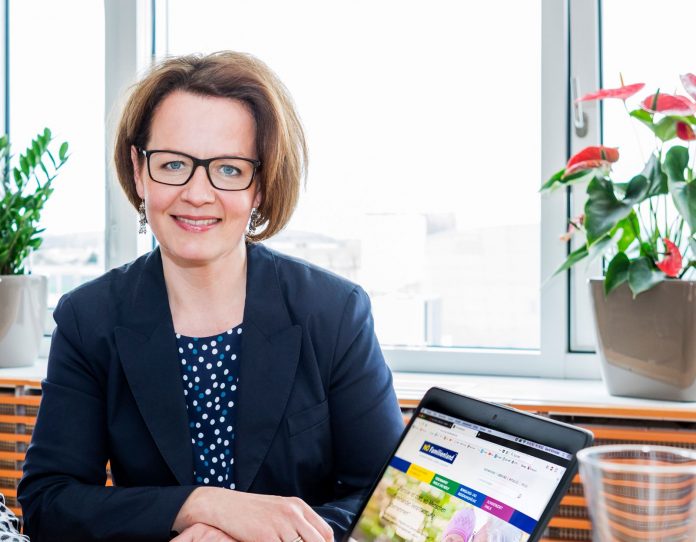 Landesrätin Christiane Teschl-Hofmeister freut sich über die steigenden Nutzerzahlen von #noedaheim (Bildquelle: David Schreiber) Seitenaufrufe von noedaheim haben sich verdoppelt