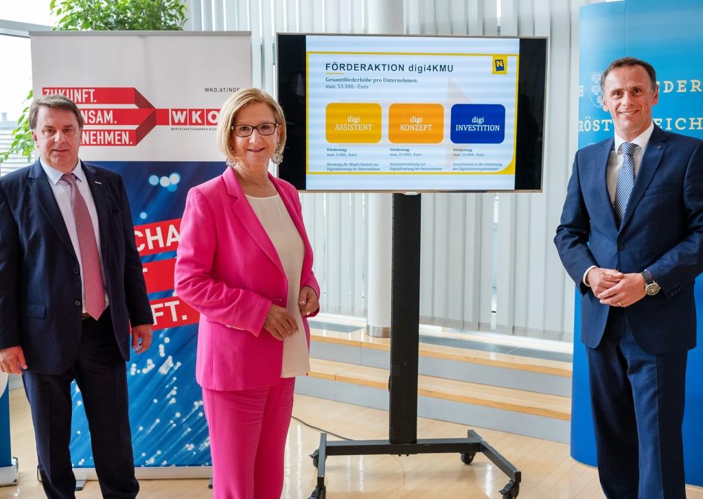 (v.l.n.r.): Wirtschaftskammer NÖ-Präsident Wolfgang Ecker, Landeshauptfrau Johanna Mikl-Leitner und Digitalisierungs-Landesrat Jochen Danninger präsentierten die Förderaktion „digi4KMU“
