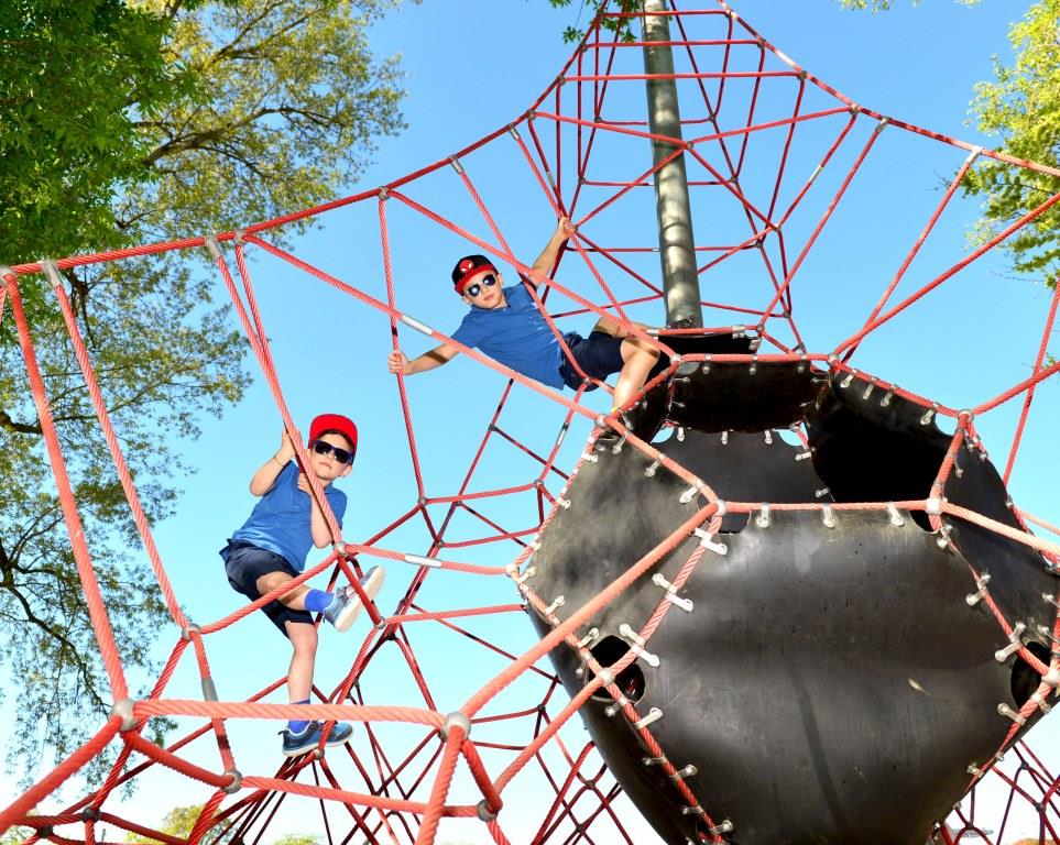 Die Kids können auf dem mit 10.000 Quadratmetern größten Abenteuer- und Naturspielplatz Niederösterreichs auf Entdeckungsreise gehen und sich so richtig austoben