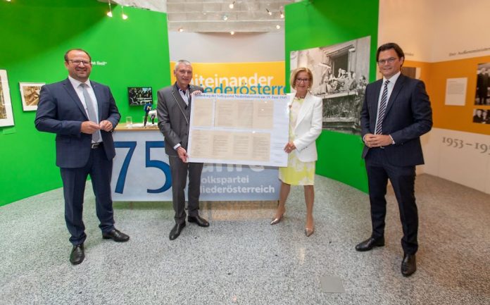 (v.l.n.r.): VPNÖ-Landesgeschäftsführer Bernhard Ebner, Bürgermeister der Marktgemeinde Michelhausen Rudi Friewald, Landeshauptfrau Johanna Mikl-Leitner und Leopold-Figl-Museumskoordinator Bernhard Heinl mit dem Gründungsprotokoll von 1945 (Bildquelle: VPNÖ) Volkspartei Niederösterreich feiert 75-Jahr-Jubiläum
