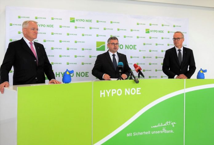 (v.l.n.r.): HYPO NOE Vorstand Udo Birkner, Finanzlandesrat Ludwig Schleritzko und HYPO NOE Vorstand Wolfgang Viehauser bei der Pressekonferenz in St. Pölten (Bildquelle: Thomas Resch) HYPO NOE ist Österreichs nachhaltigste Regionalbank