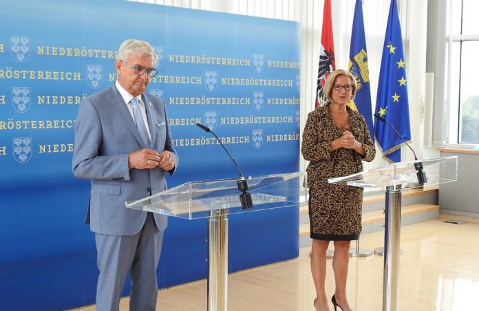 Landeshauptfrau Johanna Mikl-Leitner und Gemeindebund-Präsident Alfred Riedl bei der Pressekonferenz in St. Pölten (Bildquelle: Thomas Resch) Land bietet freiwillige PCR-Tests für Landes- und Gemeindebedienstete an