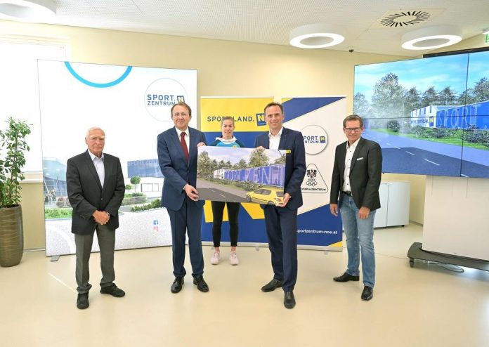 30 Jahre Sportzentrum Niederösterreich, neue Leichtathletik-Halle präsentiert: (v.l.n.r.).: Trainerlegende Gunnar Prokop, Bürgermeister Matthias Stadler, Leichtathletin Beate Schrott, Sportlandesrat Jochen Danninger und Sportzentrum Niederösterreich-Geschäftsführer Franz Stocher (Bildquelle: NLK Pfeiffer) 30 Jahre Sportzentrum Niederösterreich, neue Leichtathletik-Halle präsentiert: (v.l.n.r.).: Trainerlegende Gunnar Prokop, Bürgermeister Matthias Stadler, Leichtathletin Beate Schrott, Sportlandesrat Jochen Danninger und Sportzentrum Niederösterreich-Geschäftsführer Franz Stocher