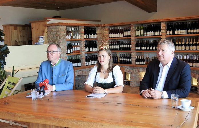 (v.l.n.r.): LH-Stellvertreter Stephan Pernkopf, Weinkönigin Diana I. und Chris Yorke (Geschäftsführer Österreich Wein Marketing GmbH) bei der Pressekonferenz im Weingut Müller in Krustetten (Bildquelle: Thomas Resch) Neue Kampagne soll Weintourismus in Österreich ankurbeln