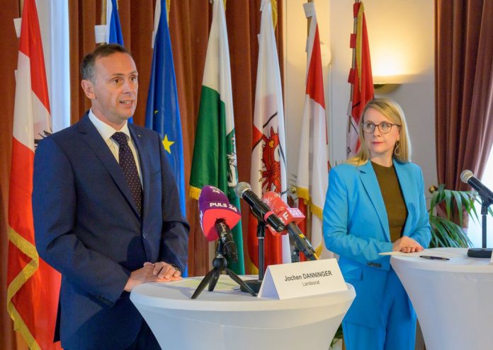 Landesrat Jochen Danninger und Wirtschaftsministerin Margarete Schramböck bei der Pressekonferenz in Tulln (Bildquelle: NLK/Burchhart) Bund und Länder wollen Bürokratieabbau und Digitalisierung vorantreiben