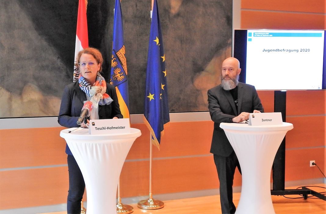 Landesrätin Christiane Teschl-Hofmeister und Jugendforscher Manfred Zentner bei der Pressekonferenz in St. Pölten