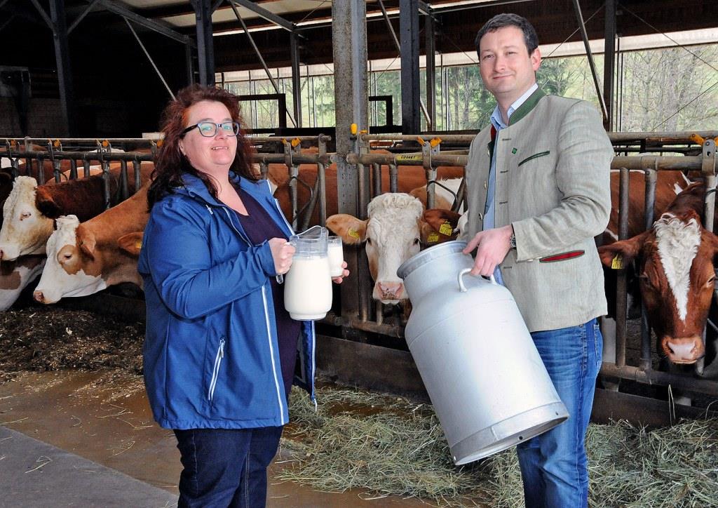 Milchbäuerin Marianne Butzenlechner mit NÖ Bauernbunddirektor Paul Nemecek