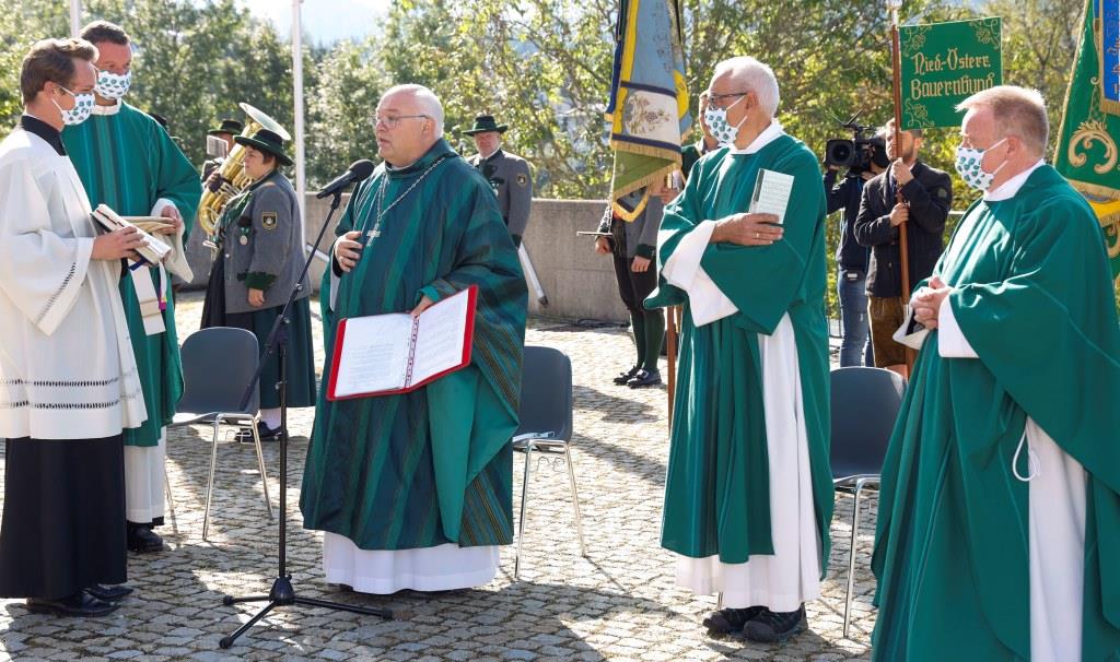 Abt Petrus Pilsinger (3. von links) aus dem Benediktinerstift Seitenstetten zelebrierte das Pontifikalamt zur 74. NÖ Bauernbundwallfahrt
