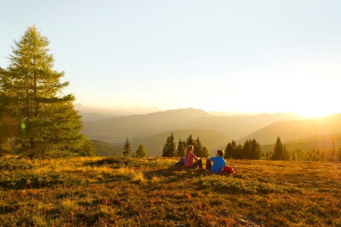 Geführte HÜTTENKULT-Wanderungen und Verkostungen von hervorragenden Kärntner Weinen können mit der Erlebnis CARD der Region Villach - Faaker See - Ossiacher See im Namen des Herbstspecials genutzt werden! (Bildquelle: Region Villach Tourismus / Franz Gerdl) Geführte HÜTTENKULT-Wanderungen und Verkostungen von hervorragenden Kärntner Weinen können mit der Erlebnis CARD der Region Villach - Faaker See - Ossiacher See im Namen des Herbstspecials genutzt werden!