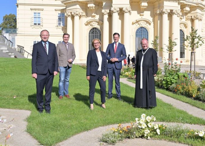 Eröffnung des Jungherrengarten im Stift Klosterneuburg: (v.l.n.r.): Stanislav Kocutar (Stadtwinzer aus Maribor), Abgeordneter Christoph Kaufmann, Landeshauptfrau Johanna Mikl-Leitner, Bürgermeister Stefan Schmuckenschlager und Kapitelsekretär Anton Höslinger (Bildquelle: NLK Pfeiffer) Eröffnung des Jungherrengarten im Stift Klosterneuburg: (v.l.n.r.): Stanislav Kocutar (Stadtwinzer aus Maribor), Abgeordneter Christoph Kaufmann, Landeshauptfrau Johanna Mikl-Leitner, Bürgermeister Stefan Schmuckenschlager und Kapitelsekretär Anton Höslinger